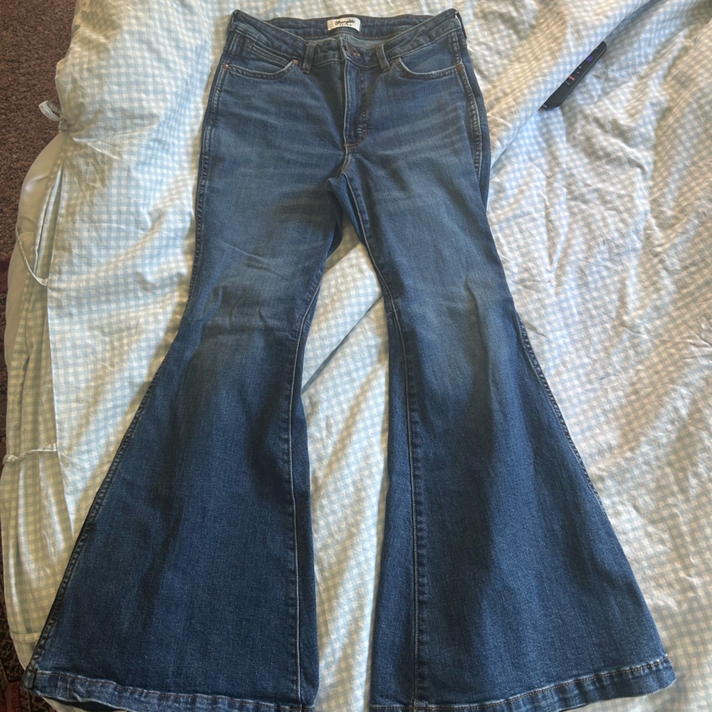 **Like New** Wrangler Women's Flare Jeans in Deep Blue